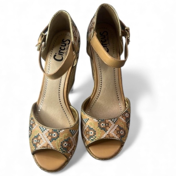 👡 Circus by Sam Edelman Geometric Embroidered Gold Wedge Sandals sz 7.5 - Picture 6 of 7